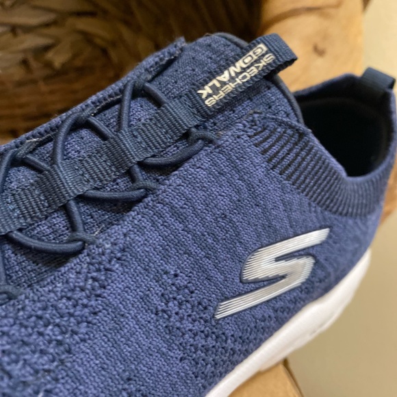 LIKE NEW SKECHERS PERFORMANCE GO WALK Women’s Navy blue/white sneaker, Size 8 - Picture 7 of 8